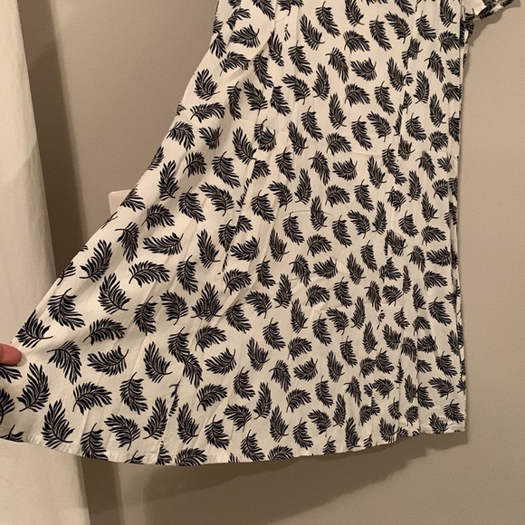 Back and white feather swing dress - Picture 7 of 7